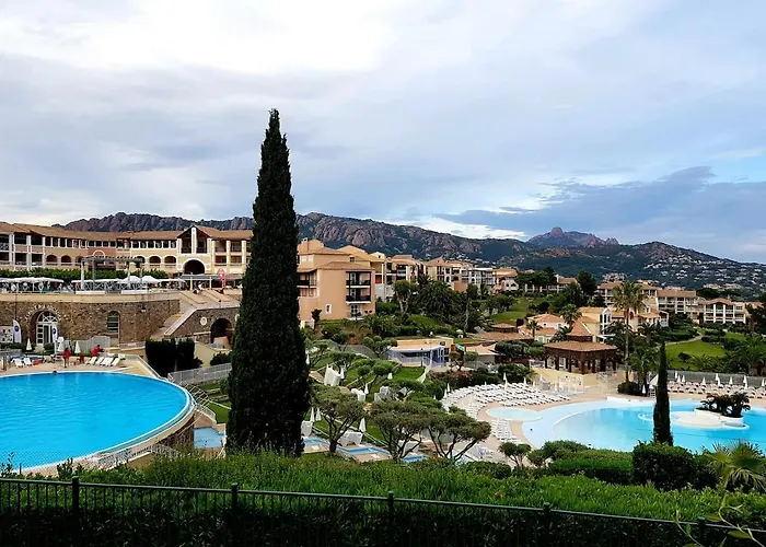 Апартаменты Cap Esterel Village : 4 Pers Au Calme Climatise F5 *